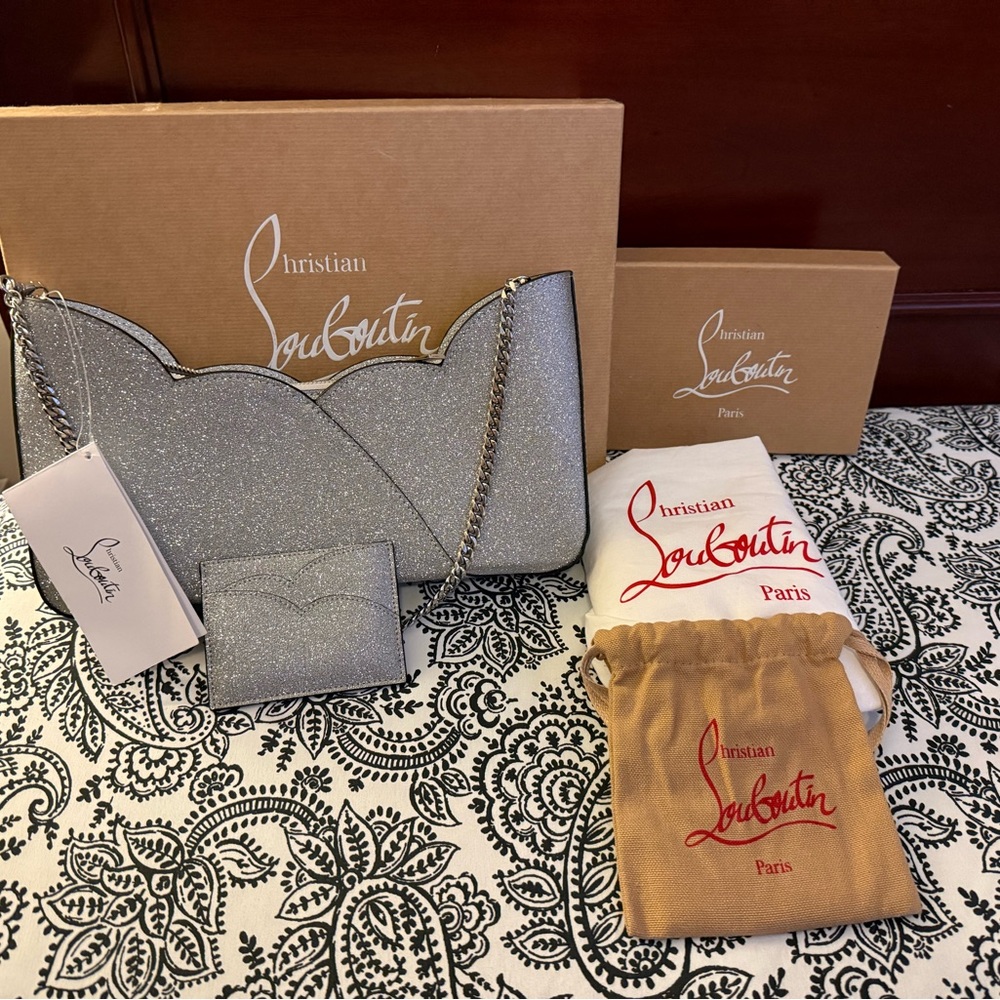 CHRISTIAN LOUBOUTIN
Hot Chick Small patent leather clutch set